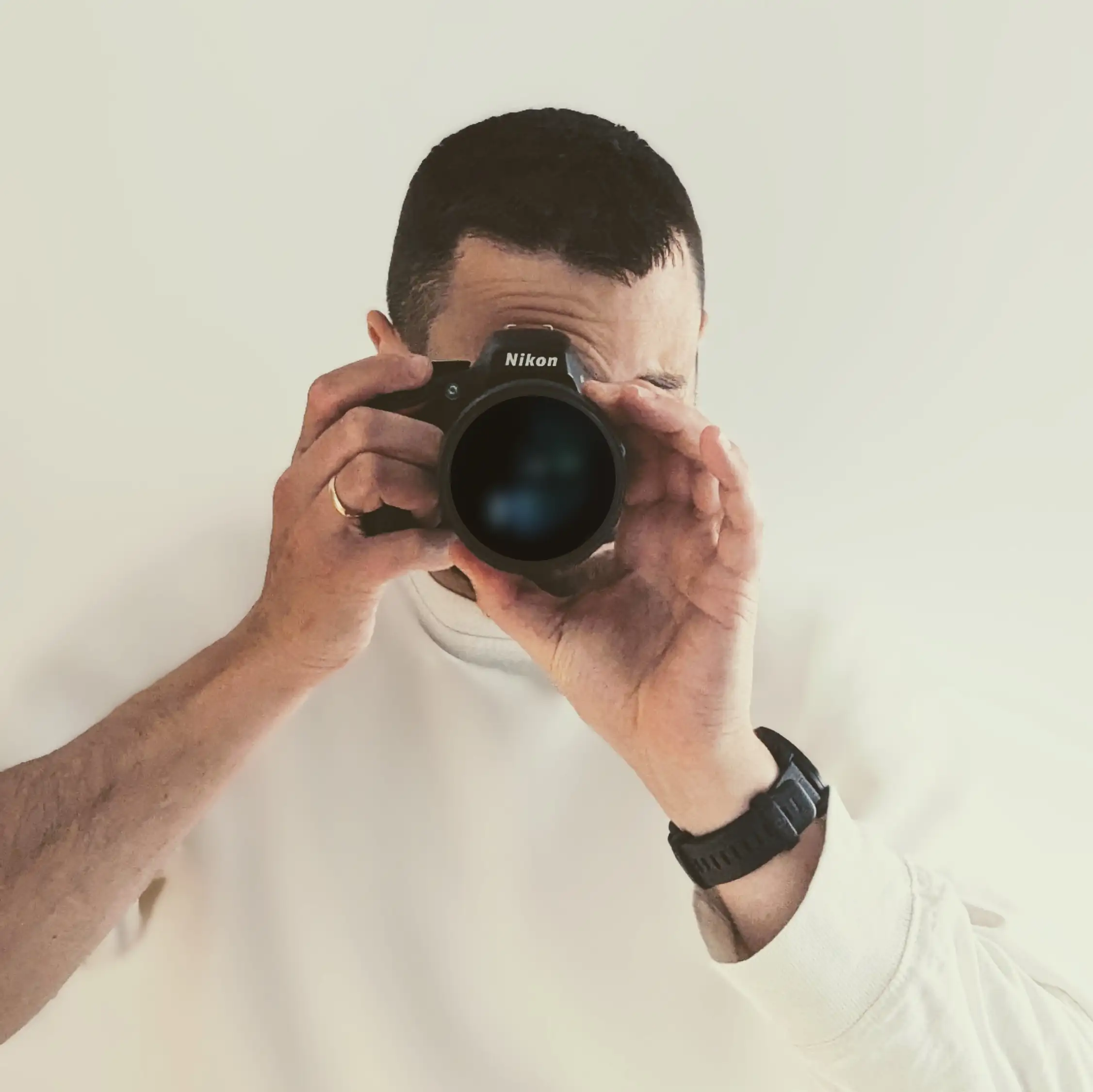 Foto des Autors Foto von Yannic mit Kamera und dem Fokus auf den Betrachter gerichtet.