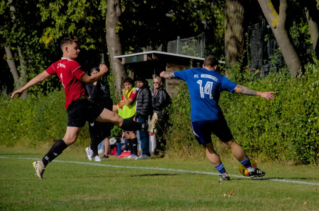 Sportfotografie Region Hannover - Spieler Bennigsen schießt Ball an Weetzener vorbei nach vorne