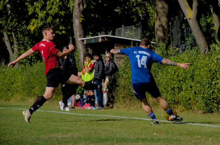 Sportfotografie Region Hannover - Spieler Bennigsen schießt Ball an Weetzener vorbei nach vorne